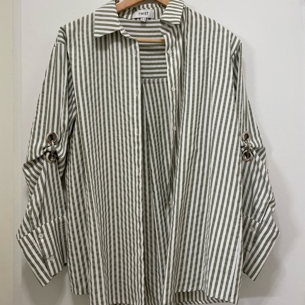 Button down shirt with details in sleeve